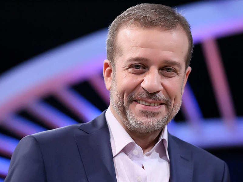 تفاجأ نجوم مسرح مصر بصعود عدد من نجوم الفنّ على خشبة المسرح في نهاية المسرحية.